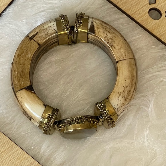 Indian Style Brass & Wood Bangle with Cream & Brown Tones with center stone. - Picture 2 of 6